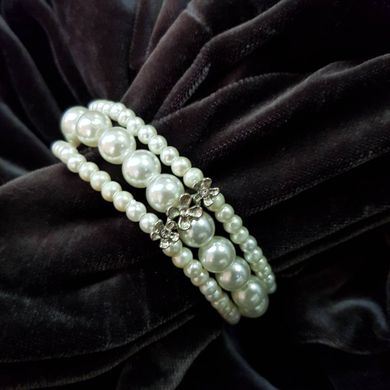 Браслет в 3 ряди на гумці з пластиковими намистинами імітації перлів діаметром 4 і 8 мм, довжина обхвату близько 17 см, колір білий