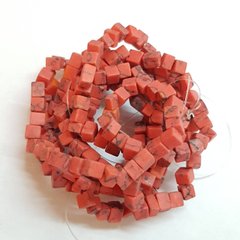 Бирюза натуральные кубики ширина 3-5 мм, длина нитки ~44 см, крошка, натуральные камни , красный