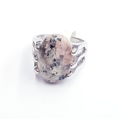 Кольцо с натуральным камнем родонитом, на металлической основе, мельхиор, темно-бежевый