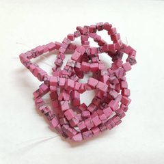 Бирюза натуральные кубики ширина 3-5 мм, длина нитки ~44 см, крошка, натуральные камни , розовый