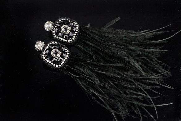 Серьги кисти из перьев с основой вышивкой из чешского стекла, длина изделия около 15 см, черные