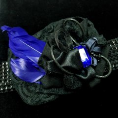 Повязка Мафия 26 см, с перьями, цветком с кабошоном, черный с синим