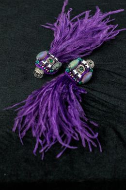 Серьги кисти из перьев с основой вышивкой с натуральными камнями, длина изделия около 15 см, фиолетовые