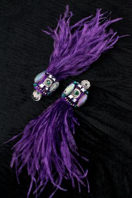 Серьги кисти из перьев с основой вышивкой с натуральными камнями, длина изделия около 15 см, фиолетовые