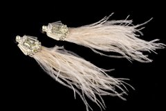 Серьги кисти из перьев с основой вышивкой из чешского стекла и хрусталя, длина изделия около 15 см, бежевые