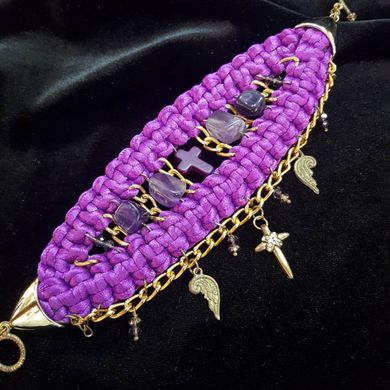 Колье из шелкового шнура  с натуральными камнями, длинна 480 мм, фиолетовый с золотом.
