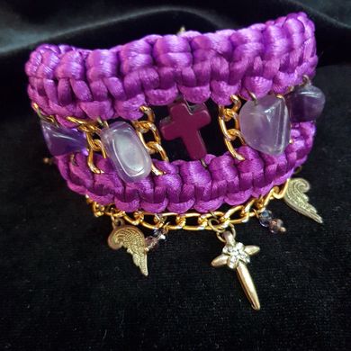Браслетиз шелкового шнура с натуральными камнями, длинна 19 см, цвет фиолетовый с золотом.