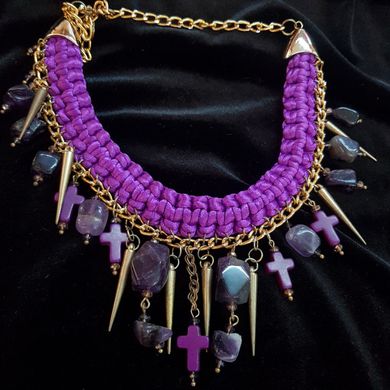 Браслетиз шелкового шнура с натуральными камнями, длинна 19 см, цвет фиолетовый с золотом.