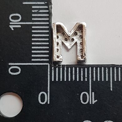 Буквы "M" металлические, размер 9*9*5мм,размер отверстия 5*2мм,  материал медицинская сталь с прозрачными стразами, бусина