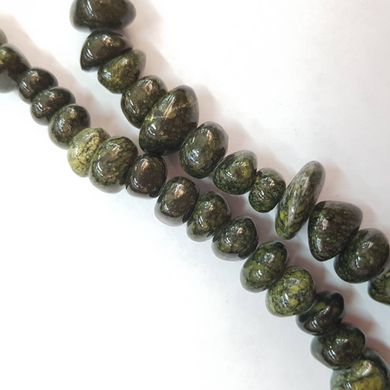 Змеевик прессованный бусины ширина 8-14 мм, длина нитки 45 см, крошка, натуральные камни, темно-зеленый