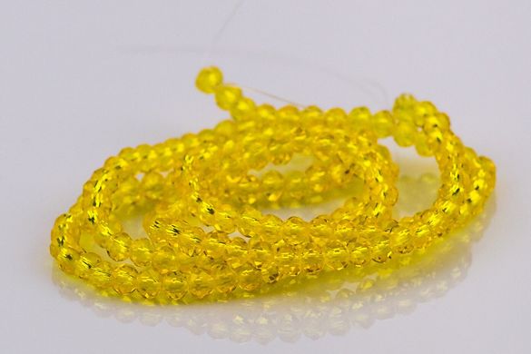Хрусталь бусины 4 мм, ~140 шт / нить, на нитке, ярко-желтый прозрачный.