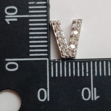 Буквы "V" металлические, размер 9*8*5мм,размер отверстия 5*2мм,  материал медицинская сталь с прозрачными стразами, бусина