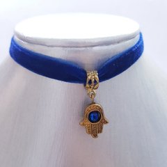 Чекер с подвесом рука Хомсы, объем изделия около 40 см, колье, ожерелье, синий