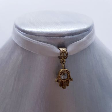 Чекер с подвесом рука Хомсы, объем изделия около 40 см, колье, ожерелье, белый
