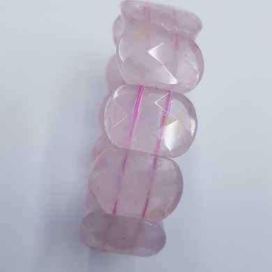 Браслет из натурального камня кварца на резинке, размер изделия около 20 см, натуральные камни, розовый