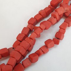Говлит натуральные кубики ширина 3-5 мм, длина нитки ~44 см, крошка, натуральные камни , красный